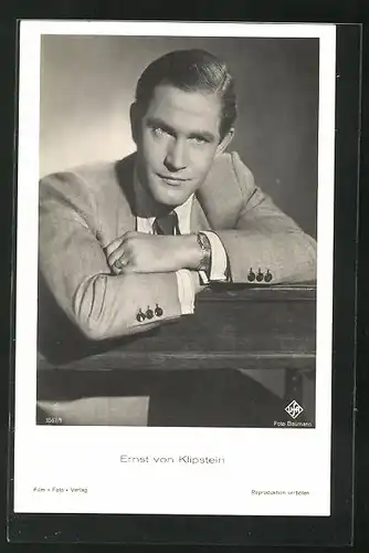 AK Schauspieler Ernst von Klipstein am Tisch