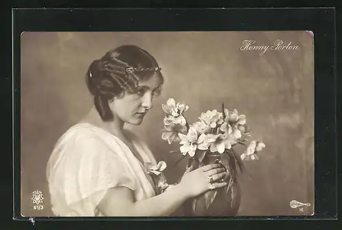 AK Schauspielerin Henny Porten mit Blumen