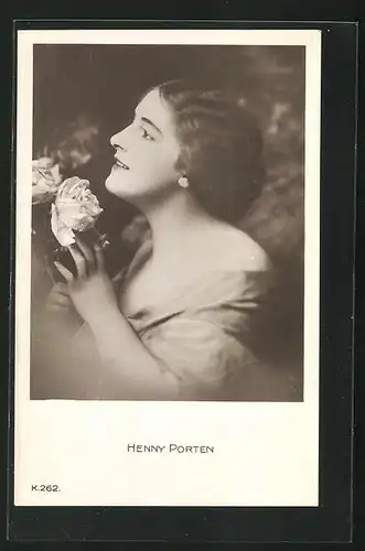 AK Schauspielerin Henny Porten im trägerlosen Kleid mit Blumen