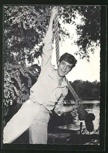 AK Schauspieler Thomas Fritsch mit einem Seil am Ufer