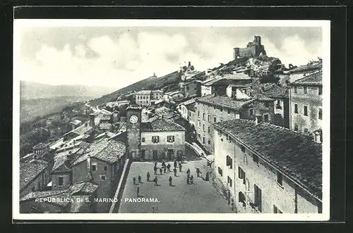 AK San Marino, Panorama, Blick auf Platz mit Häusern und Turmuhr