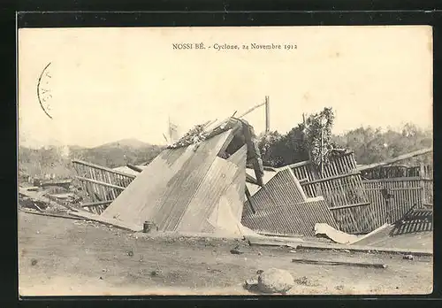 AK Nossi Bé, Cyclone 1912, zerstörtes Haus nach einem Zyklon