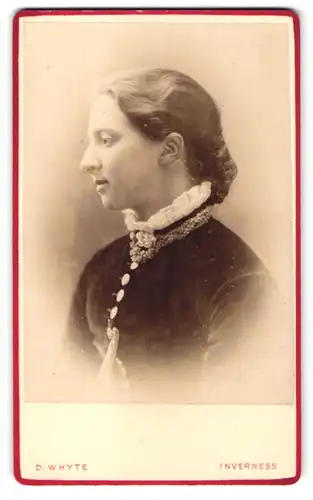 Fotografie D. Whyte, Invernes, Frau mit geflochtenen Haaren und hellem geblümten Kragen