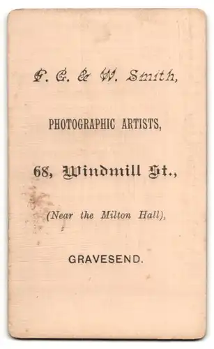 Fotografie F. G. & W. Smith, Gravesend, kleines Mädchen im Kleid sitzend