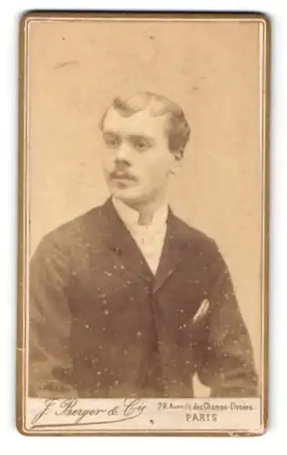 Fotografie J. Berger & Cie, Paris, Mann im Anzug mit platten Haaren und schmalem Oberlippenbart