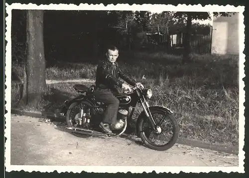 Fotografie Motorrad IFA-MZ RT125, Fahrer mit Lederjacke auf Krad sitzend