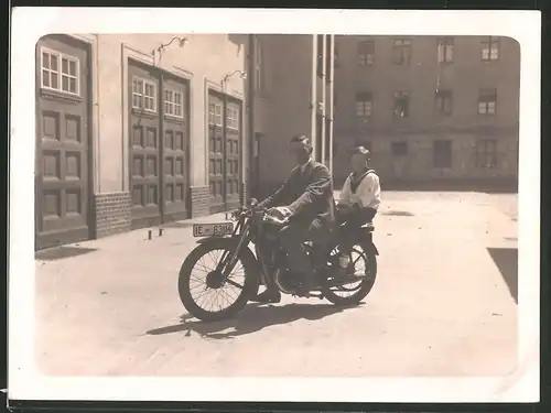 Fotografie Motorrad DKW, Knabe in Marineuniform auf Krad sitzend, Kennzeichen IE-63114