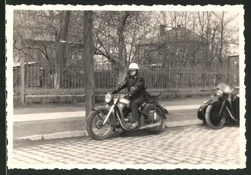 Fotografie Motorrad EMW-R35, Fahrer mit Helm auf Krad sitzend