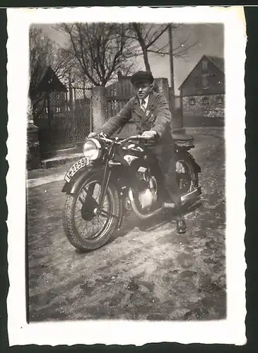 Fotografie Motorrad Zündapp, Bursche auf Krad mit Kennzeichen I-22590