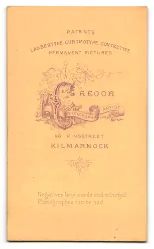 Fotografie M. Gregor, Kilmarnock, Frau im Kleid am Tisch sitzend mit Buch in den Händen