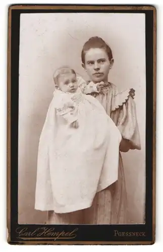 Fotografie Carl Hempel, Poessneck, Frau im Kleid hält Baby im Kleidchen in den Armen