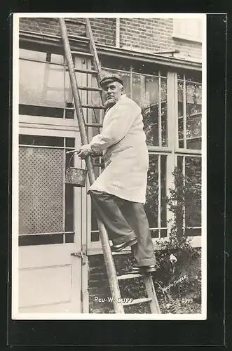 AK Rev. W. Cuff, Portrait beim Streichen der Haustür