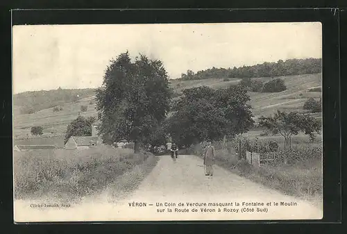 AK Véron, Un Coin de Verdure masquant la Fontaine et le Moulin..., Strassenpartie vor dem Ort