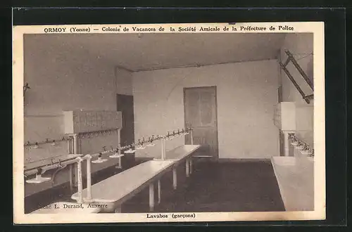 AK Ormoy, Colonie de la Societe Amicale de la Prefecture de Police, Lavabos, garcons