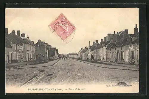 AK Bassou-sur-Yonne, Route d`Auxerre, Häuserfassaden an breiter Strasse