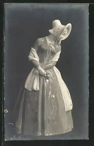Foto-AK Porzellanfigur, Dame in Kleid mit Hut