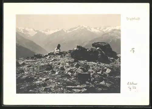 Foto-AK Adalbert Defner: Mann bei einer Gipfelrast
