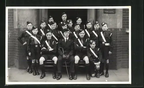 AK Gruppenportrait einer Jungen-Pfadfindergruppe in Uniformen