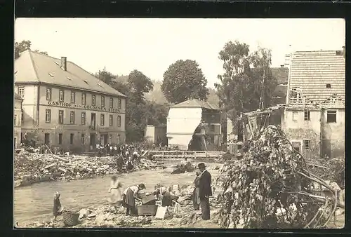 Foto-AK Berggiesshübel, Gasthof zum Goldenen Stern im Hochwasser