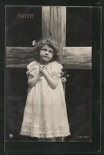 AK Allegorie, niedliches kleines Mädchen betet vor einem Kreuz, Faith