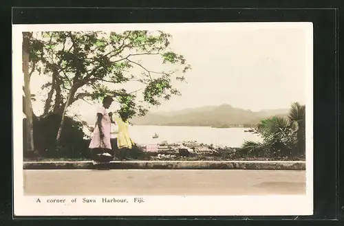 AK Suva Harbour / Fiji, Blick von einer Strasse auf Ort und Bucht