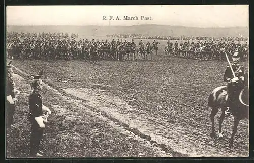 AK R. F. A. March Past, Britische Soldaten in Uniformen zu Pferde