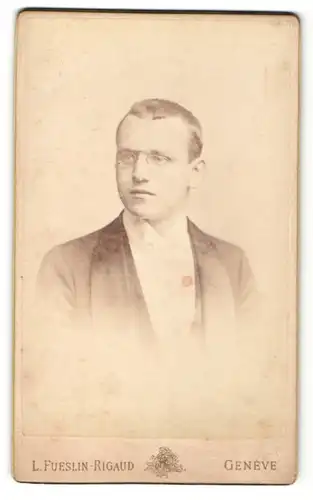 Fotografie L. Fueslin-Rigaud, Genève, Portrait junger Herr mit Zwicker in festlicher Kleidung