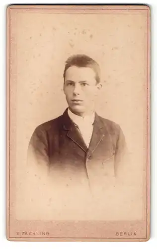 Fotografie E. Faehling, Berlin, Portrait junger Mann mit Bürstenhaarschnitt