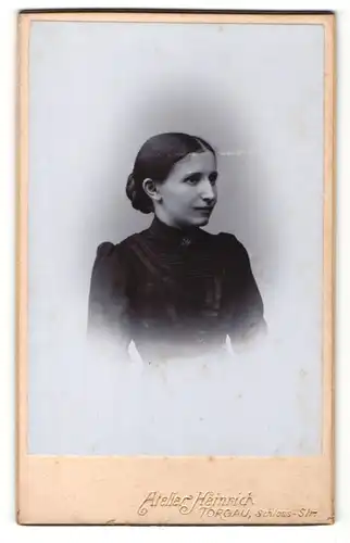 Fotografie Atelier Heinrich, Torgau, Portrait junge Dame im eleganten Kleid mit Kragenbrosche