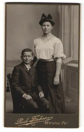 Fotografie Paul Fischer, Mylau i. V., Portrait bezaubernde junge Mutter mit Haarschleife & Knabe im Anzug