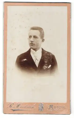 Fotografie R. Heidrich, Mutzig, Portrait blonder junger Mann in Krawatte und Anzug