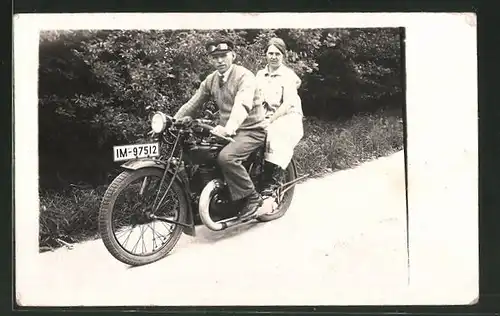 Foto-AK Paar posiert auf einem DKW-Motorrad
