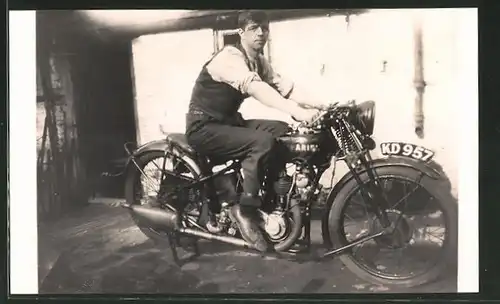 Foto-AK Stolzer Besitzer auf seinem aufgebockten Ariel-Motorrad