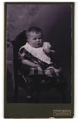 Fotografie J. Kuban, Konstanz, Kleinkind sitzend auf Stuhl