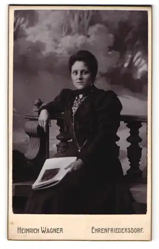 Fotografie Heinrich Wagner, Ehrenfriedersdorf, Frau auf Bank mit Zeitung