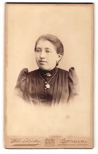 Fotografie Selle & Kuntze, Potsdam, Frau in schwarzem Kleid mit Kette