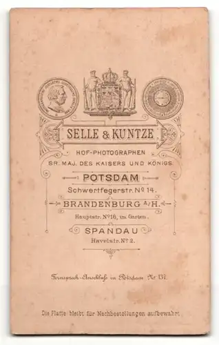 Fotografie Selle & Kuntze, Potsdam, Frau in schwarzem Kleid mit Kette