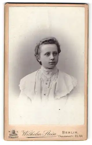 Fotografie Wilhelm Stein, Berlin, Mädchen in weissem Kleid mit Steckfrisur