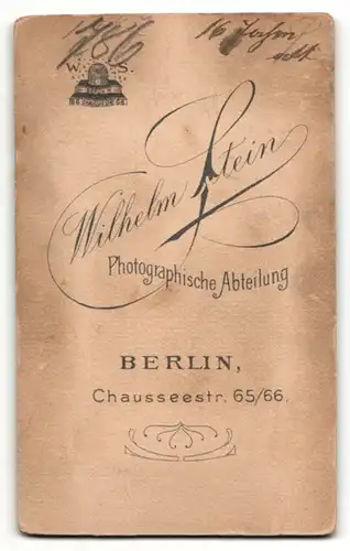 Fotografie Wilhelm Stein, Berlin, Mädchen in weissem Kleid mit Steckfrisur