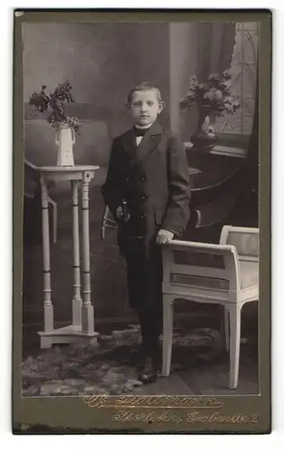 Fotografie H. Dallmann, Iserlohn, Junge in Zweireiher und kurzen Hosen