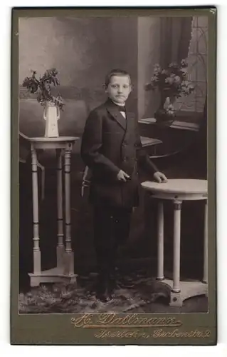 Fotografie H. Dallmann, Iserlohn, Junge in Zweireiher mit kurzen Hosen