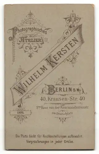 Fotografie Wilhelm Kersten, Berlin, junger Mann in Zweireiher mit Fliege und Einstecktuch