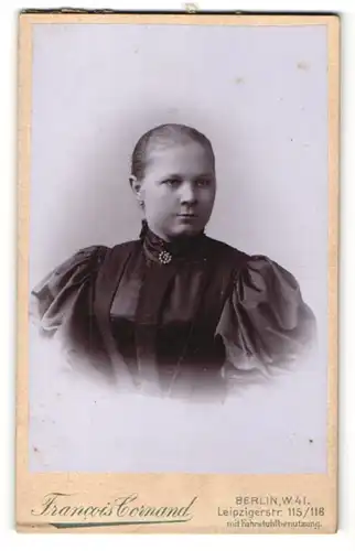 Fotografie Francois Cornand, Berlin, rundliche junge Dame in dunkel glänzendem Kleid mit Puffärmeln