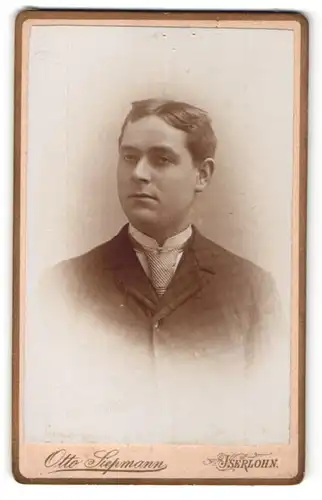 Fotografie Otto Siepmann, Iserlohn, Portrait junger Herr mit Krawatte im Anzug