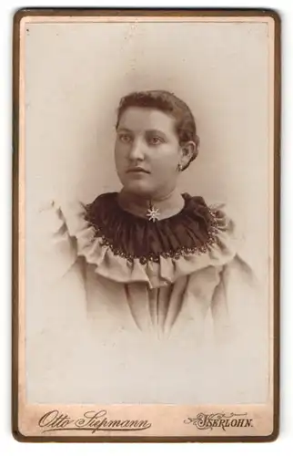 Fotografie Otto Siepmann, Iserlohn, Portrait junge Dame im eleganten Kleid mit Kragenbrosche