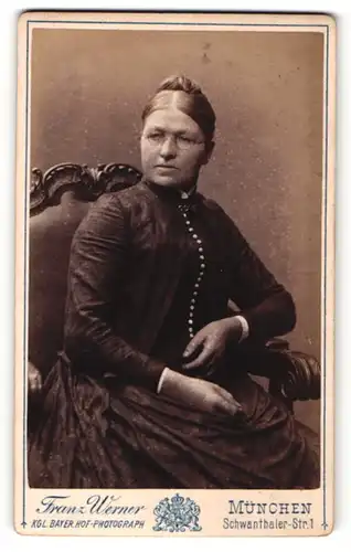 Fotografie Franz Werner, München, Portrait bürgerliche Dame im zeitgenössischen Kleid auf Stuhl sitzend