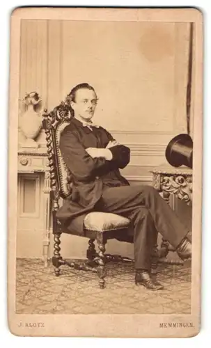Fotografie J. Klotz, Memmingen, Mann im Anzug im Stuhl sitzend mit überschlagenen Beinen