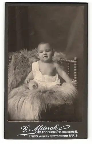 Fotografie C. Münch, Strassburg, Baby auf einem Fell