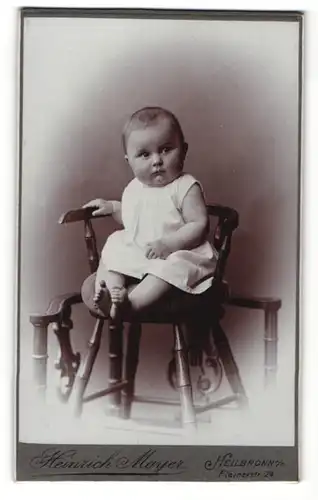 Fotografie Heinrich Mayer, Heilbronn a/N, Portrait Säugling auf Kindersitz