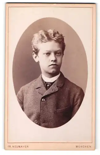 Fotografie Fr. Neumayer, München, Junge im Anzug